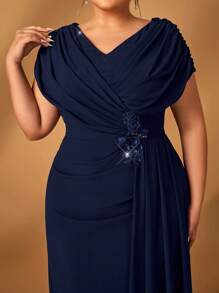 Serin Robe de mère de la mariée longue en ligne A drapée de luxe élégante de grande taille, marine, lourdement brodée