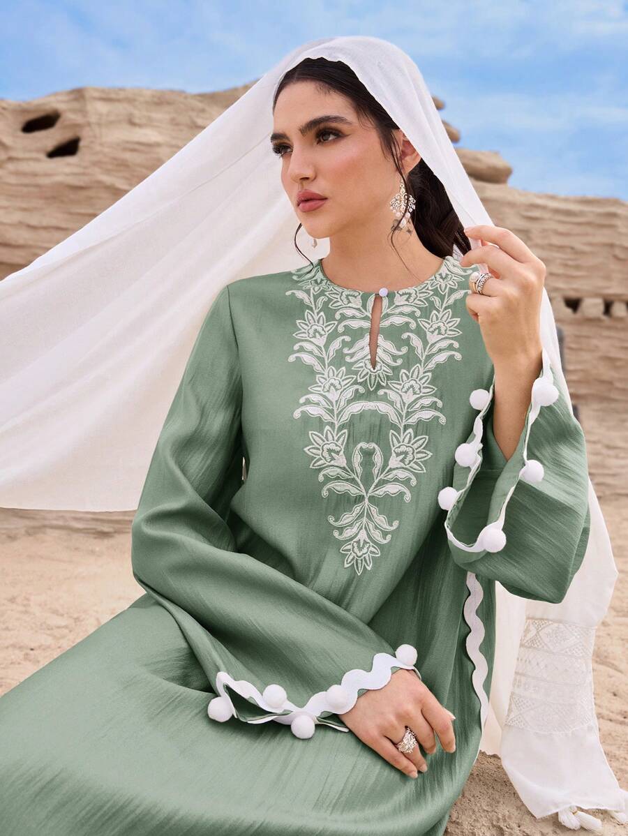 Al Najma 女士花卉印花绒球袖口优雅阿拉伯风格连衣裙 - 綠色 - 查看 1