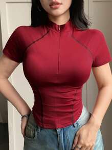 DAZY 女士撞色条纹半拉链领街头风格运动休闲短袖修身 T 恤，夏季红色上衣 - 紅色 - 查看 6