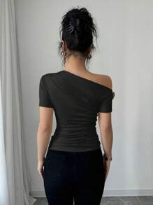 Rafferiza Kaos Wanita Lengan Pendek Elegan dengan Bahu Asimetris dan Detail Kancing Metalik Warna Rose Gold. - Hitam - View 2