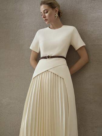 MOTF PREMIUM ROBE unicolore À MANCHES COURTES AVEC PANNEAU PLISSÉ