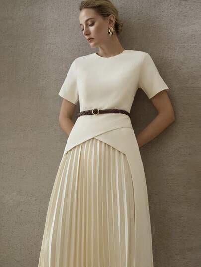 MOTF PREMIUM VESTIDO SÓLIDO DE MANGA CORTA CON PANEL PLISADO