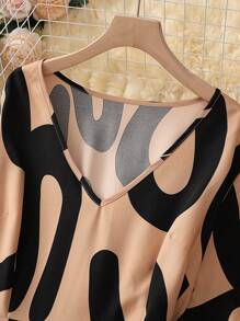 SHEIN Clasi Plus Size Women V-Neck Graphic Print Short Sleeve Casual Dress