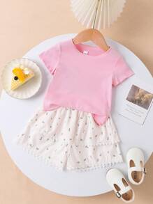 Bộ đồ liền thân tay ngắn cổ tròn bèo nhún và quần short họa tiết hoa nhỏ xinh cho bé gái, phong cách đồng quê giản dị, thích hợp cho các buổi đi chơi mùa hè - Hồng - Xem 1