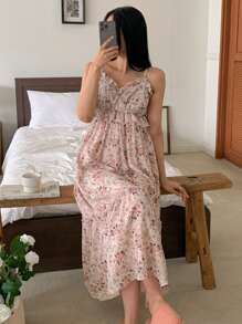 DAZY Vestido de tirantes con volantes y estampado floral delicado por toda la prenda, estilo romántico para mujeres