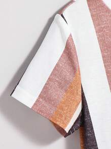 SHEIN 2 sztuki/zestaw dla chłopców, swobodny, luźny, wygodny, kontrastowy kolor, w paski, krótki rękaw, top i spodenki - Brązowy - Zobacz 4