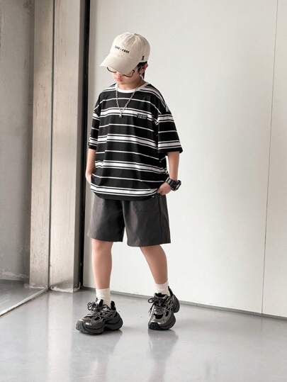 SHEIN 2 件套 Tween Boy 运动条纹圆领 T 恤和短裤，休闲街头装，适合通勤、上学、日常休闲、运动、春夏