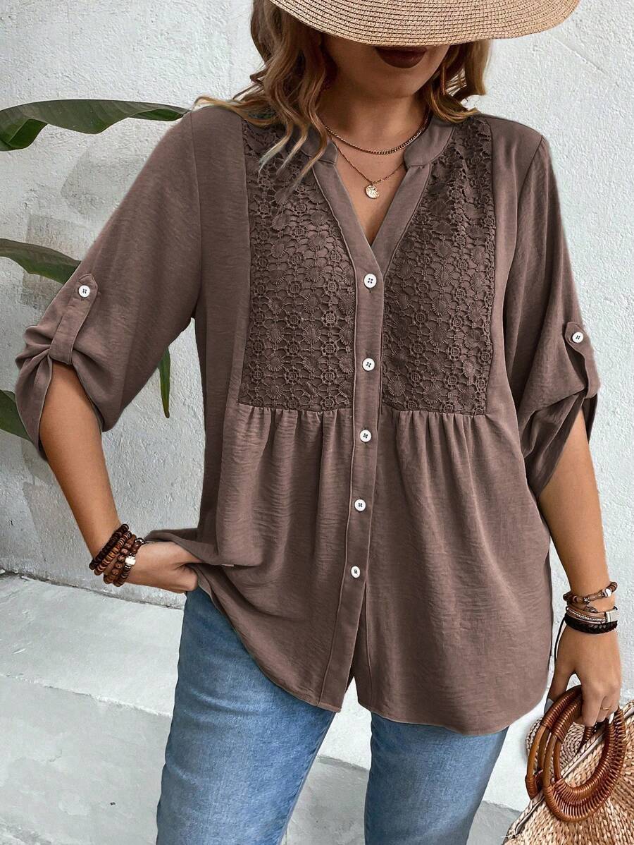 SHEIN LUNE 大码蕾丝拼布 3/4 袖 V 领纽扣休闲度假衬衫 - 棕色 - 查看 1