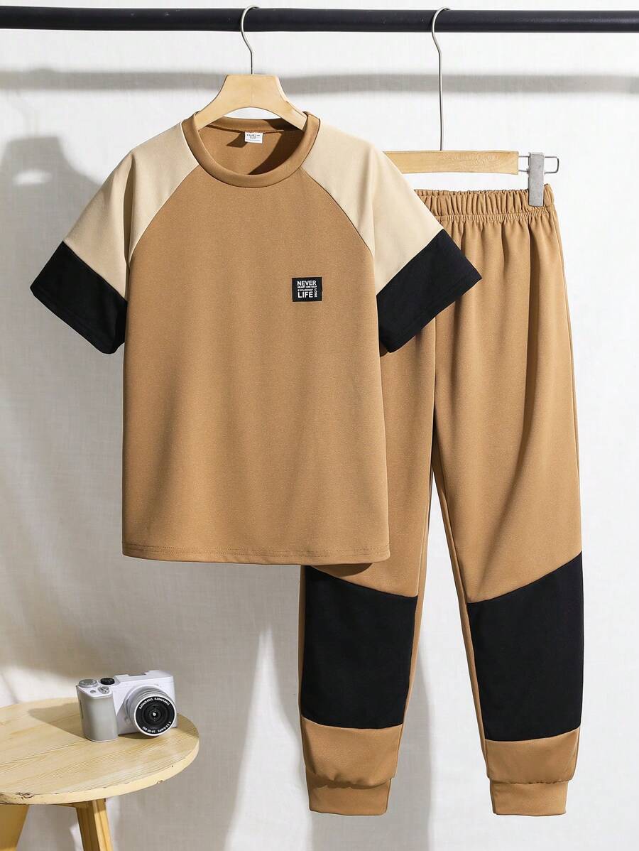 SHEIN Set de 2 piezas: Camiseta de cuello redondo y pantalones casuales y versátiles con diseño de bloques de color para niño preadolescente, adecuado para ir al trabajo, la escuela, ocio y deportes, primavera/verano - Marrón - Ver 1