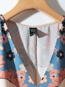 EMERY ROSE Vestido con cuello en V y manga corta con estampado floral, para usar de vacaciones - Albaricoque - Ver 3