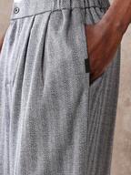 Shorts plissada com cós elástico e detalhe em espinha de peixe