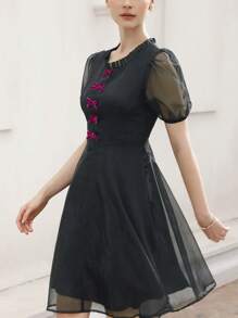 GENKIRA Vestido corto con cuello redondo, mangas abullonadas en organza negra y decoración de lazo 3D de terciopelo ciruela, vestido patinador elegante de estilo francés romántico - Negro - Ver 1