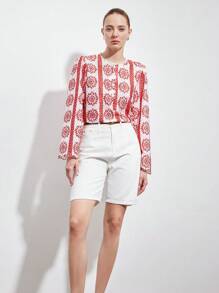 SHEIN Privé 新款波西米亚风春夏女式衬衫，白色底色搭配红色镂空刺绣花卉复古印花，圆领宽松长袖 - 紅白色 - 查看 4