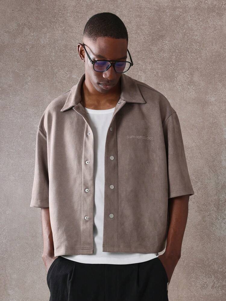 Camicia a maniche corte con spalle scese oversize in pelle scamosciata e numero applicato
