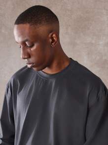 SUMWON 优质长袖圆领 T 恤，休闲运动版型棉混纺上衣，经典必备秋冬家居服街头服饰基本款 - 深灰色 - 查看 3