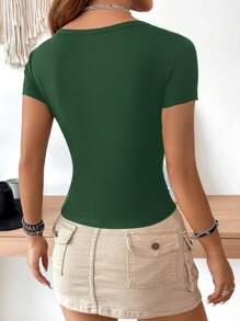 SHEIN EZwear 休闲简约绿色圆领盖袖黑色修身女式 T 恤，适合夏季，Rave 上衣 - 墨綠色 - 查看 2