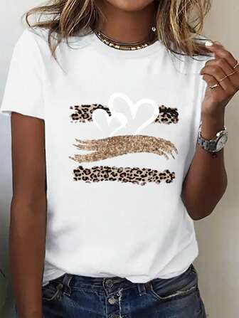 Camiseta feminina casual branca com estampa de leopardo e lantejoulas
