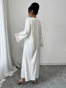 Yasmyna 优雅的白色阿拉伯连衣裙，带有红色花卉刺绣，长袖，V 领，拖地长款，端庄 - 紅色 - 查看 2