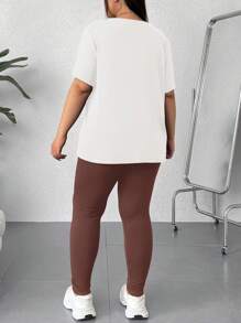 SHEIN EZwear 2 件套大码字母印花 T 恤和紧身裤 - 棕色 - 查看 2