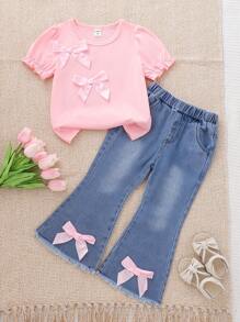 SHEIN Vintaside Kids مجموعة بقطعتين تيشيرت بياقة دائرية وأكمام قصيرة مزخرف بفيونكه وأكمام منتفخة + بنطال جينز أزرق واسع الساق بخصر مطاطي، إطلالة صيفية كاجوال جميلة للفتيات الصغيرات - متعدد الألوان - مشاهدة 3