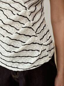 MOTF PREMIUM 條紋印花交叉式襯領褶皺T恤 - 黑與白 - 查看 3