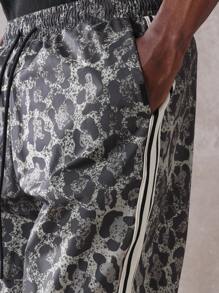 SUMWON 舒适直筒豹纹运动裤，侧条纹设计，适合街头服饰、训练、运动休闲锻炼，四季必备慢跑裤