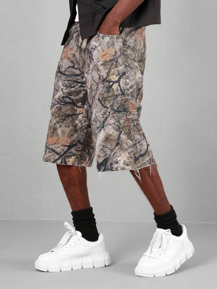 Jeansshorts mit Camouflage-Print und ungesäumtem Saum
