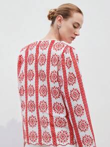 SHEIN Privé 新款波西米亚风春夏女式衬衫，白色底色搭配红色镂空刺绣花卉复古印花，圆领宽松长袖 - 紅白色 - 查看 2