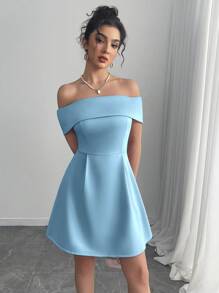 Vestido elegante y minimalista de unicolor con hombros descubiertos y ajustado a la cintura