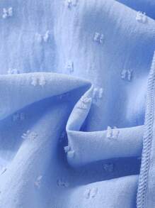 婴幼儿女孩优雅甜美休闲简约时尚吊带精致花卉刺绣蝴蝶结多层荷叶边设计白色和蓝色圆点蛋糕连衣裙，1-3 岁。整体风格既可爱又优雅，适合日常穿着、度假或拍照场合。春夏新品