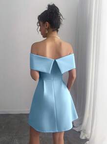 Vestido elegante y minimalista de unicolor con hombros descubiertos y ajustado a la cintura