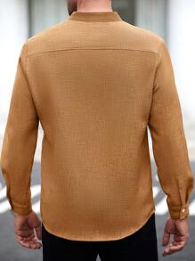 Manfinity Homme Áo sơ mi nam tay dài màu trơn giản dị, họa tiết đơn giản, nhăn, họa tiết trơn, chất liệu vải mỏng, nhẹ, trưởng thành, cài nút, thích hợp mặc khi đi làm, mặc vào mùa thu - màu nâu - Xem 2