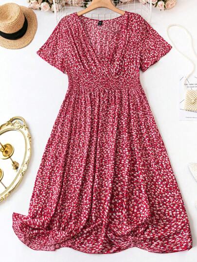 SHEIN CURVE+ Plus Size Kvinnor Blommigt tryckt midja Shirred Klänning, nyår Outfit