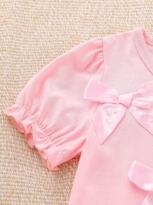 SHEIN Vintaside Kids مجموعة بقطعتين تيشيرت بياقة دائرية وأكمام قصيرة مزخرف بفيونكه وأكمام منتفخة + بنطال جينز أزرق واسع الساق بخصر مطاطي، إطلالة صيفية كاجوال جميلة للفتيات الصغيرات - متعدد الألوان - مشاهدة 4