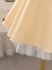 فستان أميرة ذو أكمام متنفخة فاخر وذهبي اللون مزين بشريط للخصر مناسب للحفلات الرسمية والأعياد