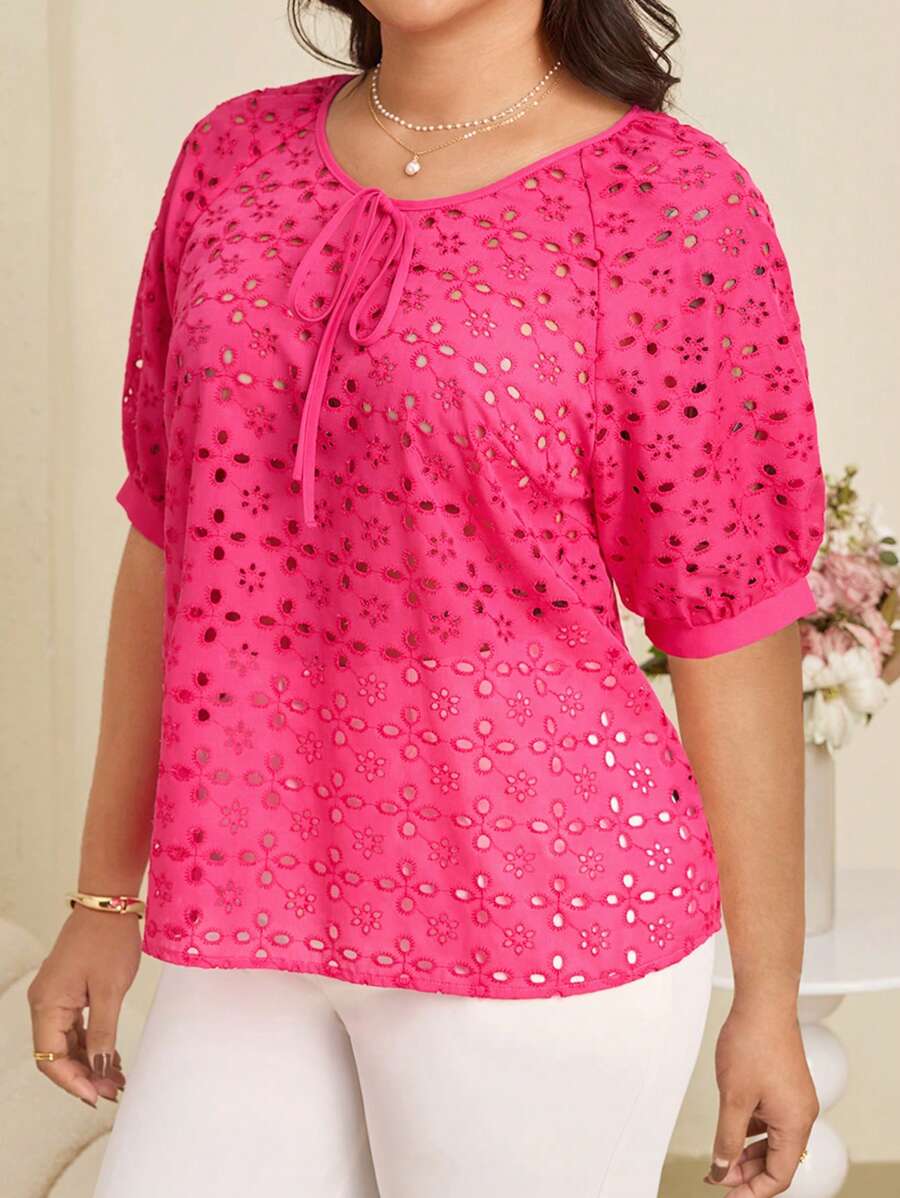 EMERY ROSE Blusa de manga corta abullonada con bordado floral y lazo delantero para mujer de tallas grandes