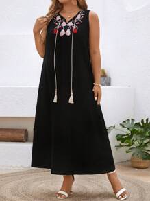 SHEIN Clasi 大码女式优雅刺绣 V 领连衣裙 - 黑色 - 查看 1