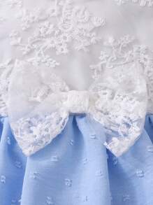 婴幼儿女孩优雅甜美休闲简约时尚吊带精致花卉刺绣蝴蝶结多层荷叶边设计白色和蓝色圆点蛋糕连衣裙，1-3 岁。整体风格既可爱又优雅，适合日常穿着、度假或拍照场合。春夏新品