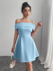 Vestido elegante y minimalista de unicolor con hombros descubiertos y ajustado a la cintura