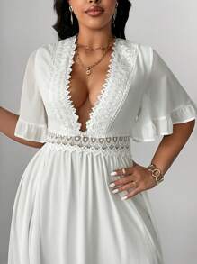 SHEIN Unity 大码女式撞色蕾丝深 V 领短袖开衩下摆连衣裙