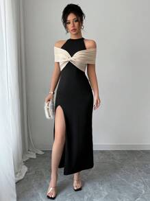 Calvaya Elegante abito color block nero e beige con spacco alto sulla schiena