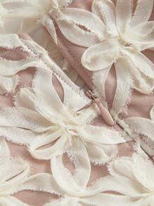 SHEIN MOD Délicieux top épaules dénudées romantique abricot avec des ornements floraux 3D, un ourlet volantéet des détails de nœud - idéal pour les festivals, les pique-niques, les sorties à la plage, les fêtes d'anniversaire et l'élégance en tant qu'invité de mariage. Hauts d'été, tenues de plage pour femmes, tops épaules dénudées, vêtements bohèmes pour femmes - Nude - Voir 4