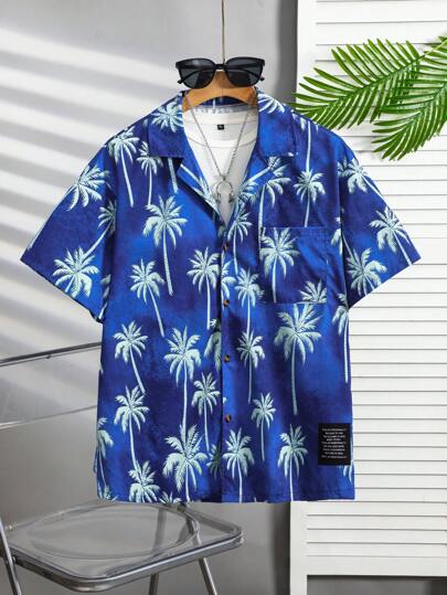 男士短袖衬衫，海军蓝底色搭配清新棕榈树印花，穿上去犹如沐浴海风阳光。经典领，休闲又不失时尚。舒适的面料，无论是漫步海滩还是漫步街头，都能轻松让你成为焦点，开启你的度假氛围。