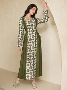 Al Najma 女士几何印花方领长袖优雅阿拉伯风格度假连衣裙，端庄大方 - 軍綠色 - 查看 1