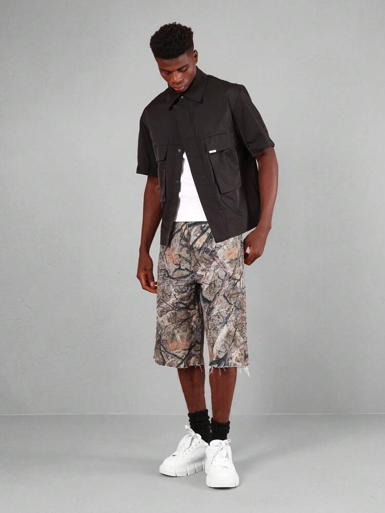 Jeansshorts mit Camouflage-Print und ungesäumtem Saum