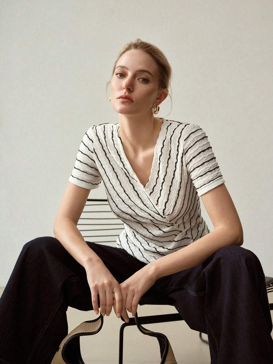 MOTF PREMIUM 條紋印花交叉式襯領褶皺T恤