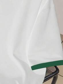 Claim Dot 男士拼布 T 恤 Manfinity Hypemode，绿色和黄色巴西足球运动元素和字母印花图案，撞色拼布短袖