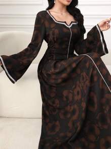 Al Najma 女士优雅花卉印花交叉肩带腰喇叭袖阿拉伯风格长裙，端庄 - 棕色 - 查看 1