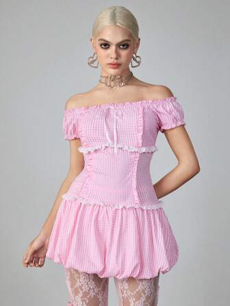 Kawaii Damen Cottagecore inspiriertes Kleid mit gerafftem Saum, Carmen-Ausschnitt, Spitzeneinsätzen und Vichykaro in Rosa