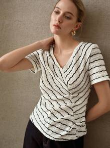 MOTF PREMIUM 條紋印花交叉式襯領褶皺T恤 - 黑與白 - 查看 4